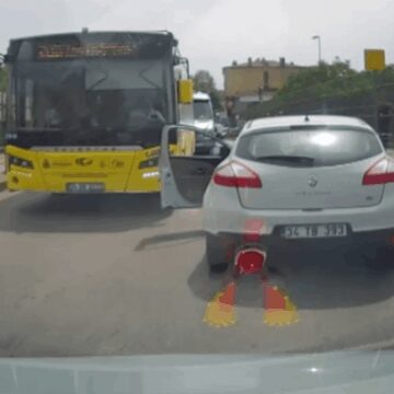 trafikte-tartistigi-bicakli-saldirgana-yangin-tupuyle-karsilik-verdi-gstN44cQ.jpg Trafikte tartıştığı bıçaklı saldırgana yangın tüpüyle karşılık verdi