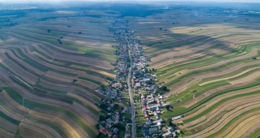 Tüm kasaba aynı sokakta yaşıyor: 6 bin kişilik sokak…