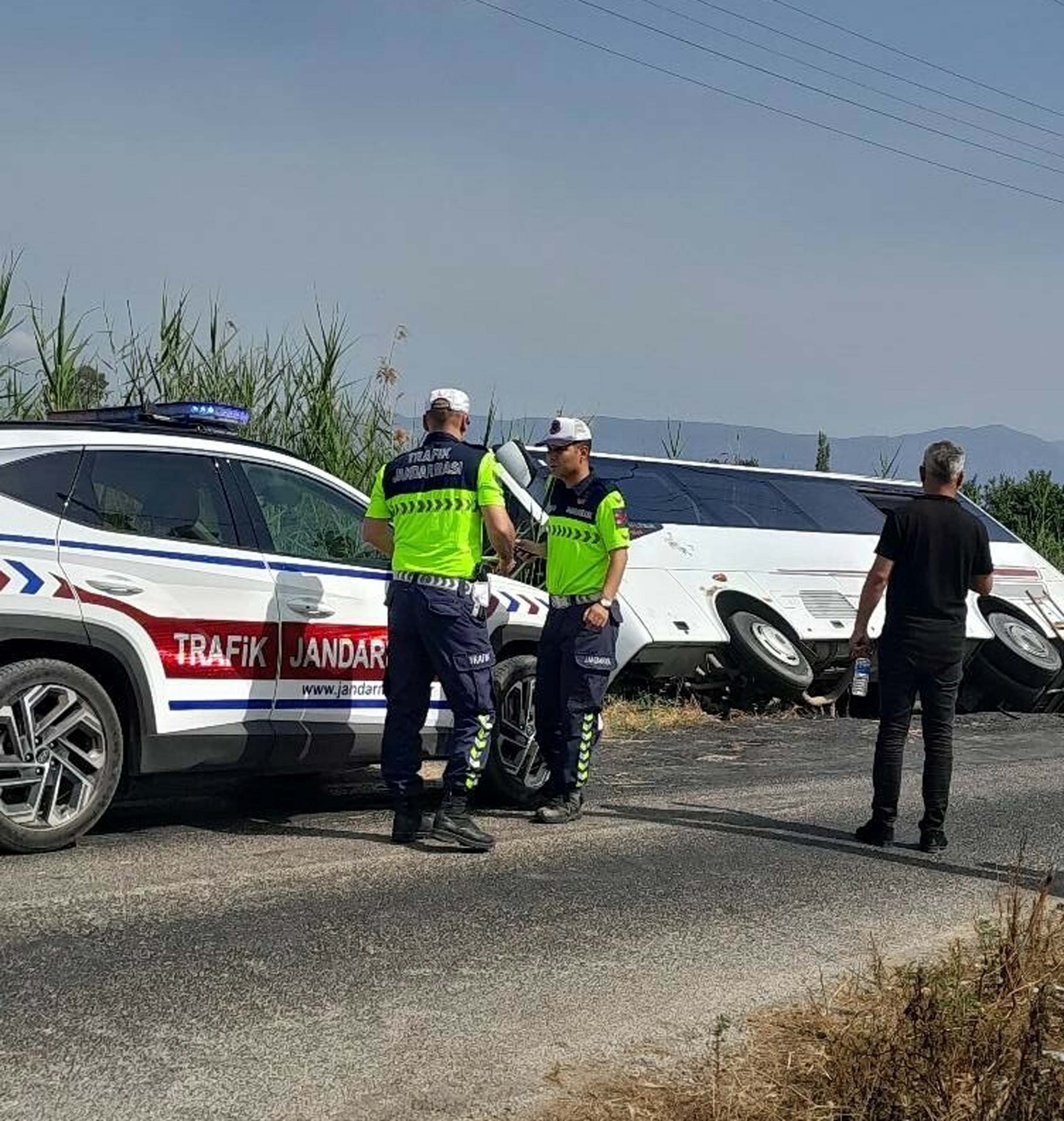 Turistleri taşıyan midibüs devrildi: 1 yaralı