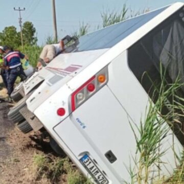 Turistleri taşıyan midibüs devrildi: 1 yaralı