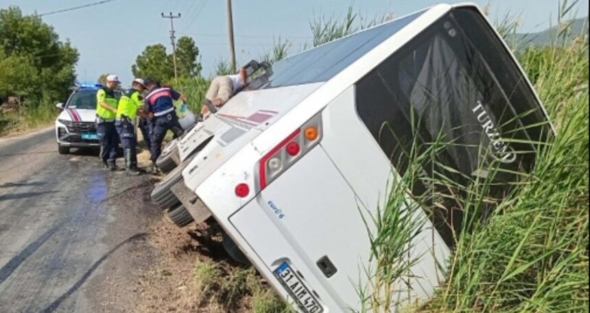 Turistleri taşıyan midibüs devrildi: 1 yaralı