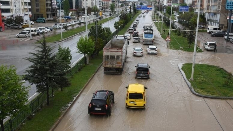 Türkiye'yi sağanak ve dolu vurdu: Araçlar yolda kaldı, tarım arazileri zarar gördü