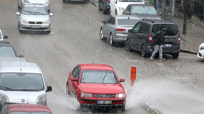 Türkiye'yi sağanak ve dolu vurdu: Araçlar yolda kaldı, tarım arazileri zarar gördü