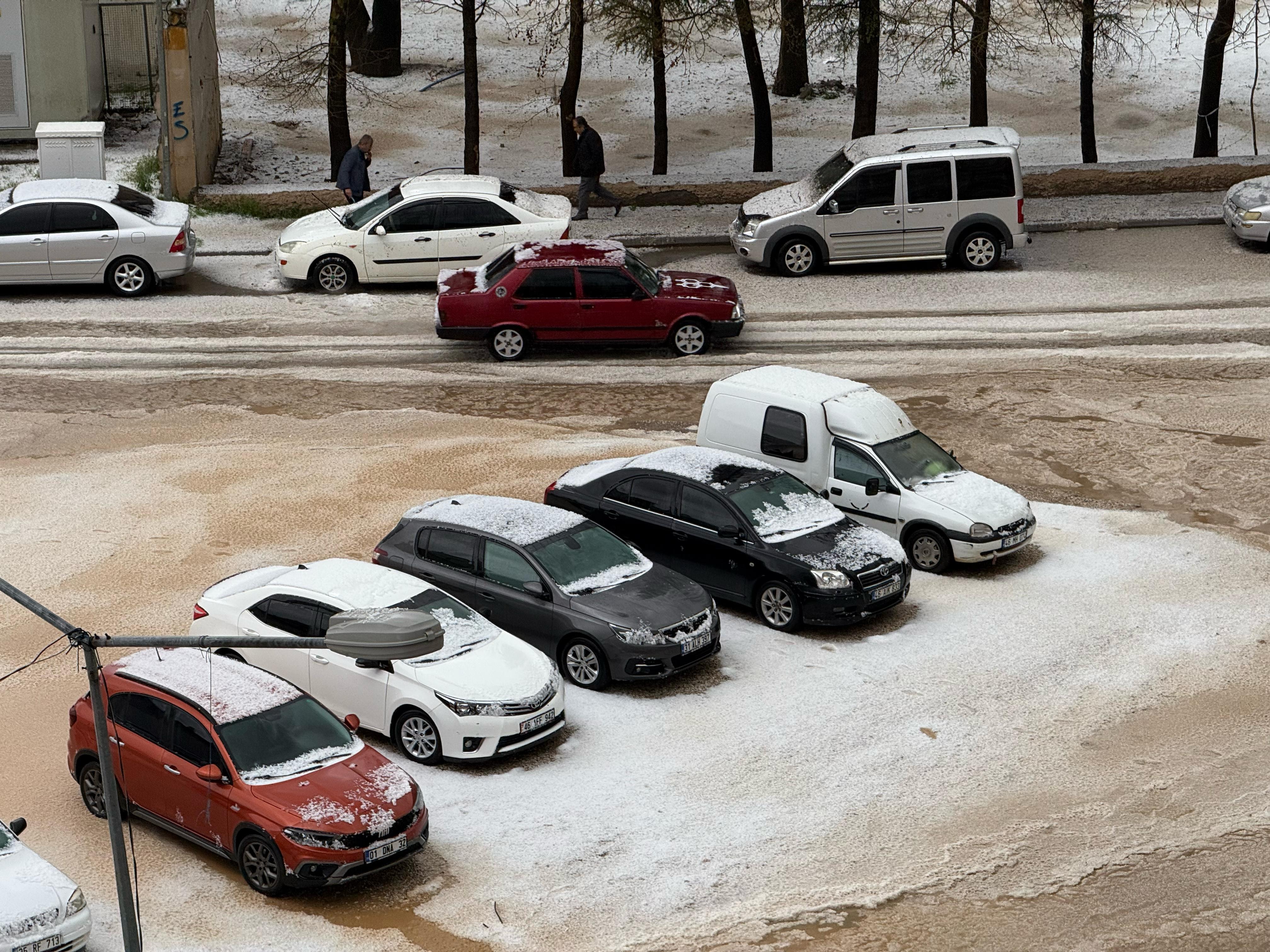 Türkiye'yi sağanak ve dolu vurdu: Araçlar yolda kaldı, tarım arazileri zarar gördü