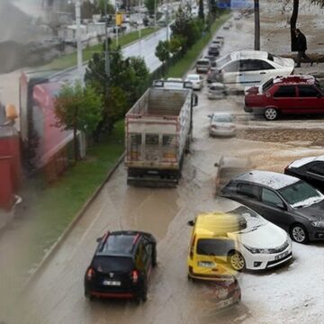 Türkiye’yi sağanak ve dolu vurdu: Araçlar yolda kaldı, tarım arazileri zarar gördü