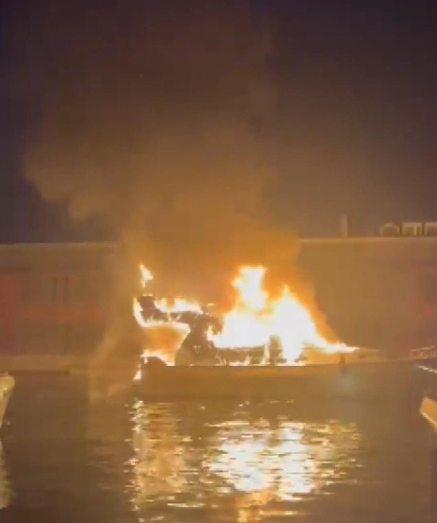 Tuzla marinada yangın! 54 tene alev alev yandı