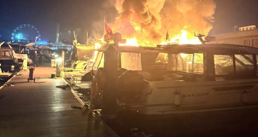 Tuzla marinada yangın! 54 tene alev alev yandı