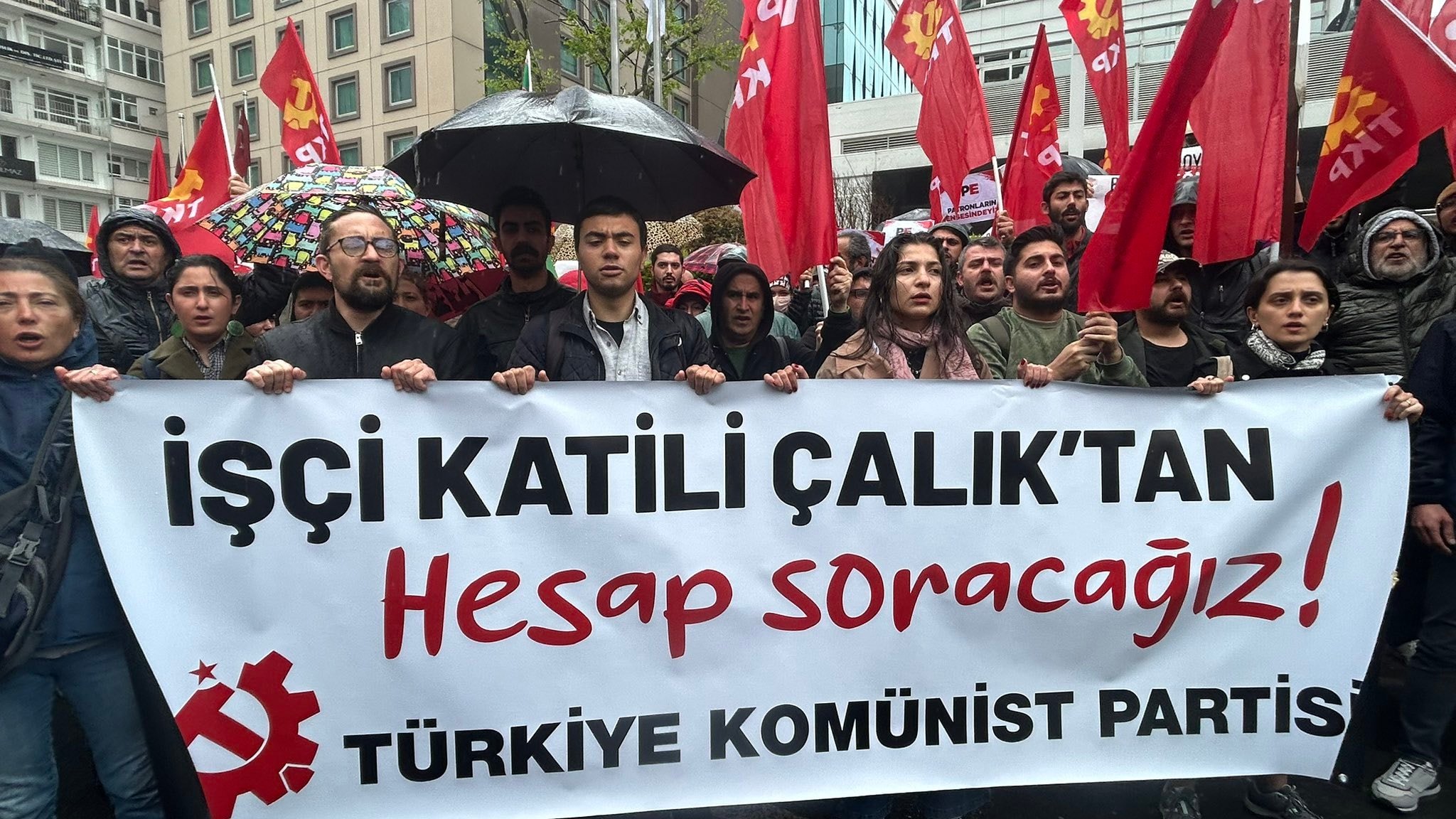 Vatandaşlar Çalık Holding önüne toplandı