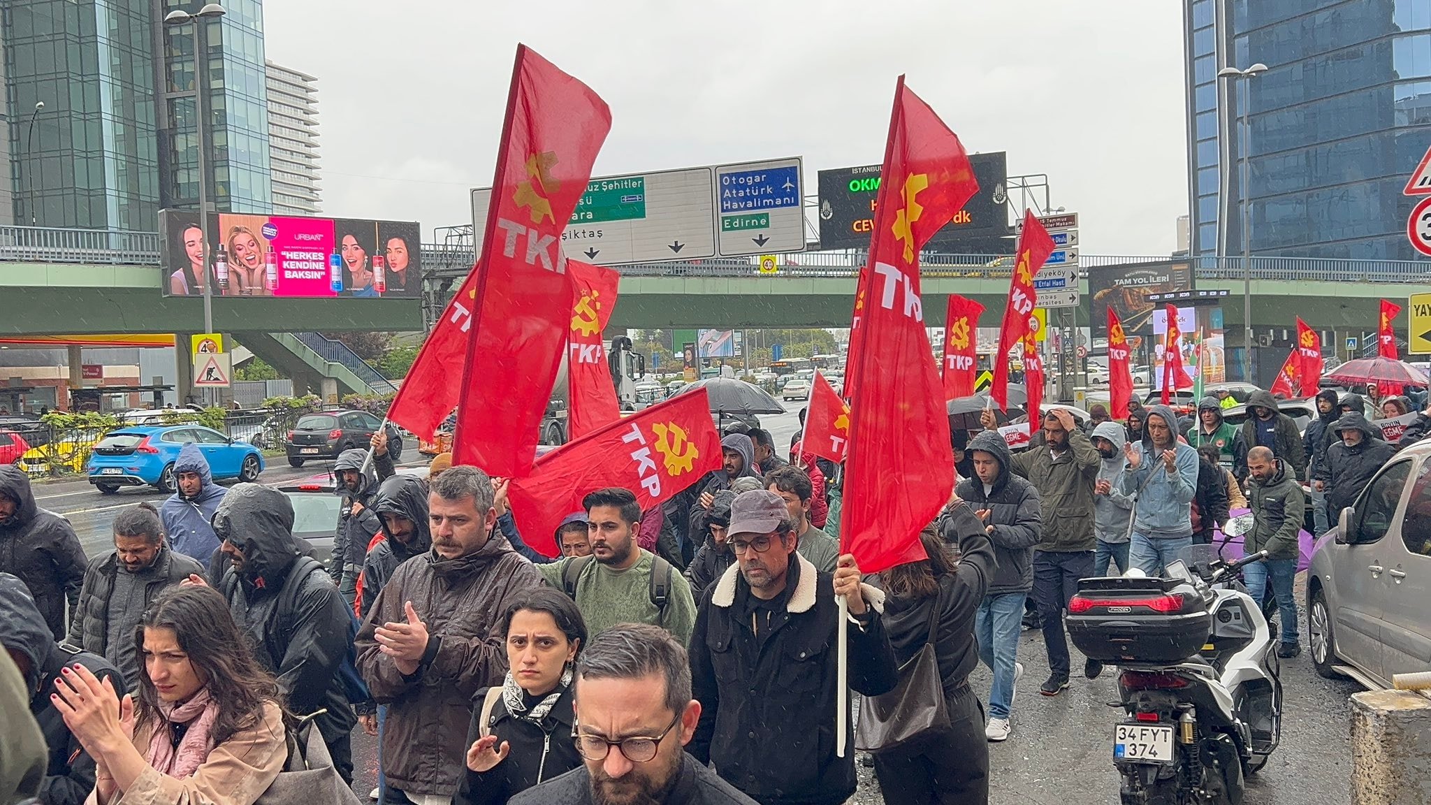 Vatandaşlar Çalık Holding önüne toplandı