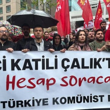 Vatandaşlar Çalık Holding önüne toplandı