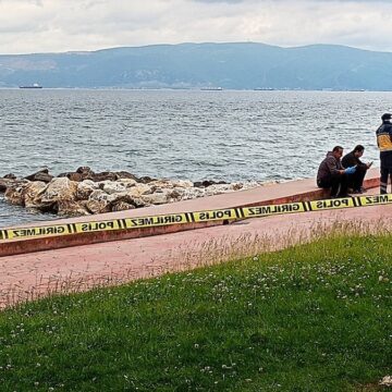 Vatandaşlar fark etti, polise haber verdi: Sahildeki kayalıklarda erkek cesedi bulundu