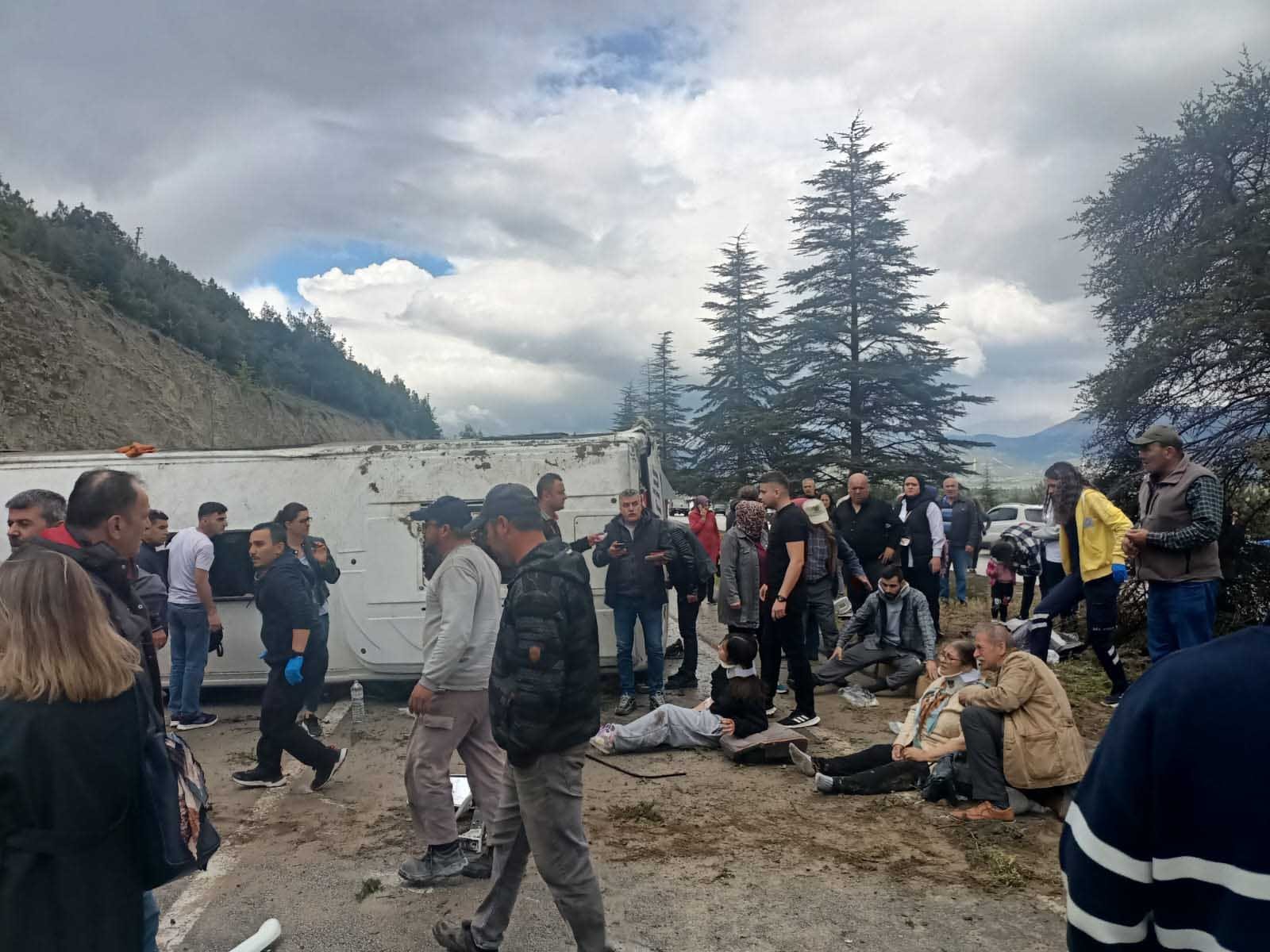 Yağmur kaza getirdi! Yolcu midibüsü devrildi: 16 yaralı