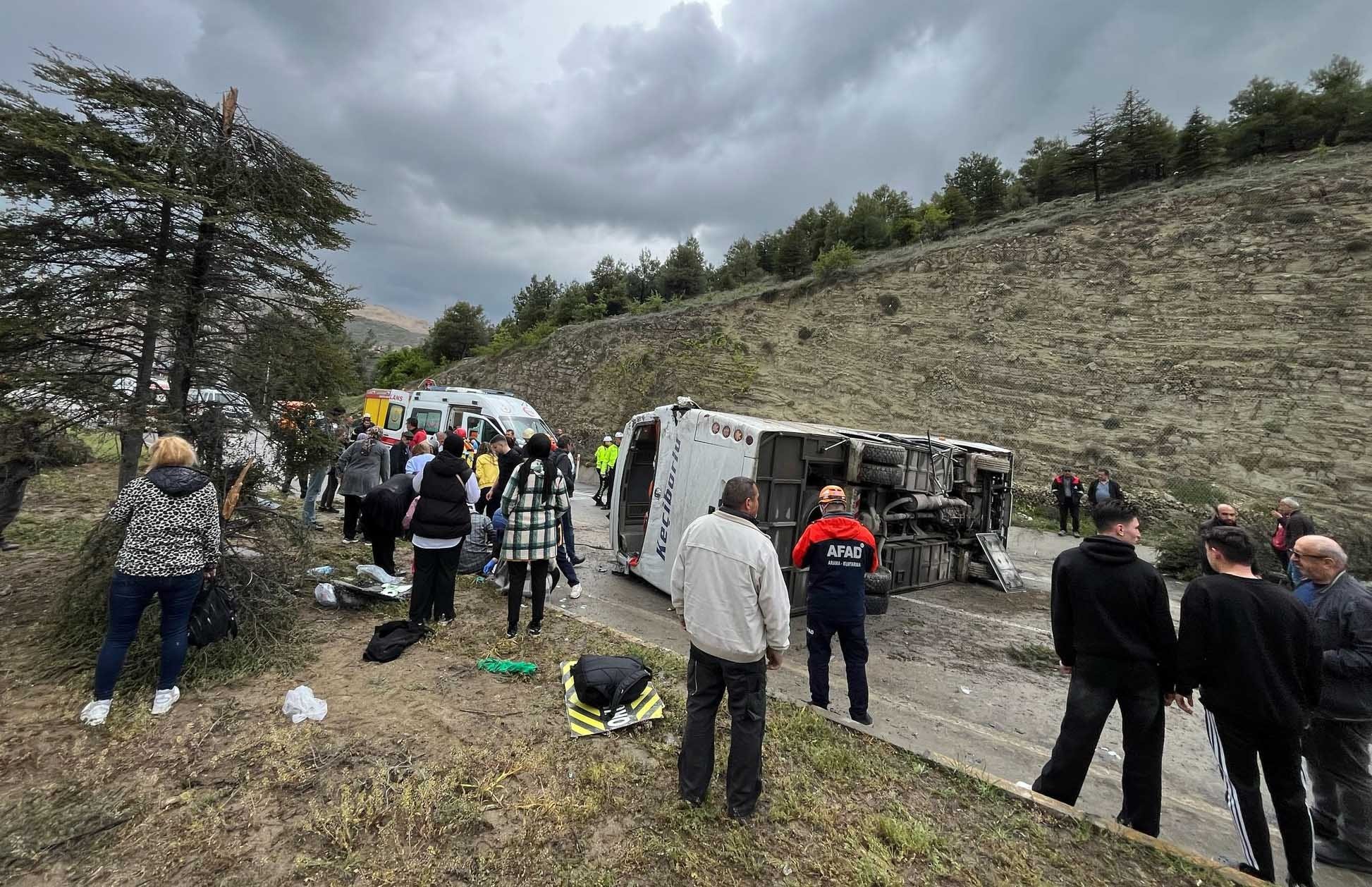 Yağmur kaza getirdi! Yolcu midibüsü devrildi: 16 yaralı