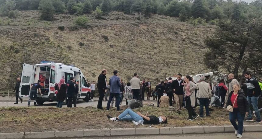 Yağmur kaza getirdi! Yolcu midibüsü devrildi: 16 yaralı