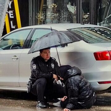 Yaralanan kız çocuğunun başında “ıslanmasın” diye şemsiyeyle bekledi