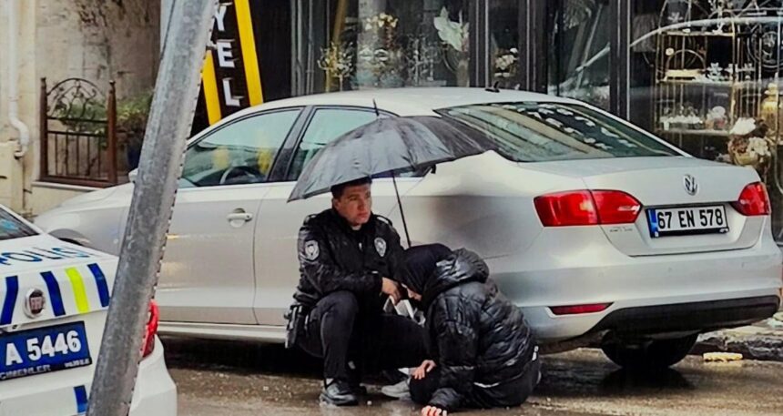 Yaralanan kız çocuğunun başında “ıslanmasın” diye şemsiyeyle bekledi