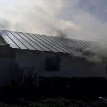 Yayla evinde çıkan yangında 4 kişi dumandan etkilendi