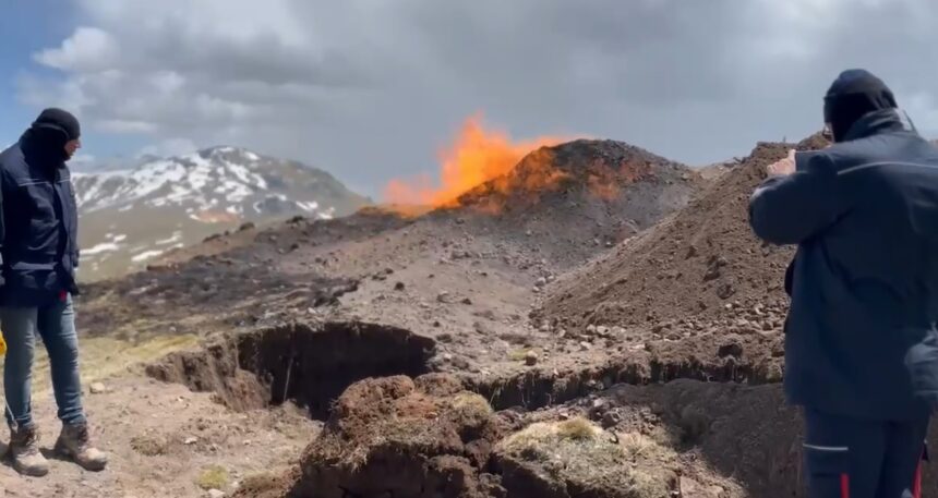 Yıldırım düşen doğal gaz hattında yangın söndü