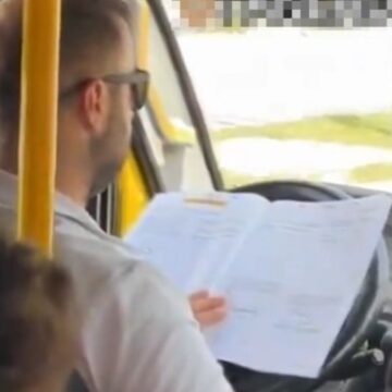 Yolcuları hiçe saydı direksiyon başında kitap okumaya başladı!