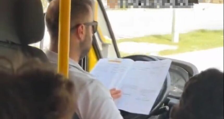 Yolcuları hiçe saydı direksiyon başında kitap okumaya başladı!