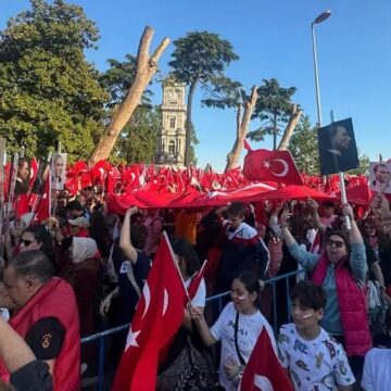 Yüzlerce genç Dolmabahçe’de Mustafa Kemal Yürüyüşüne katıldı