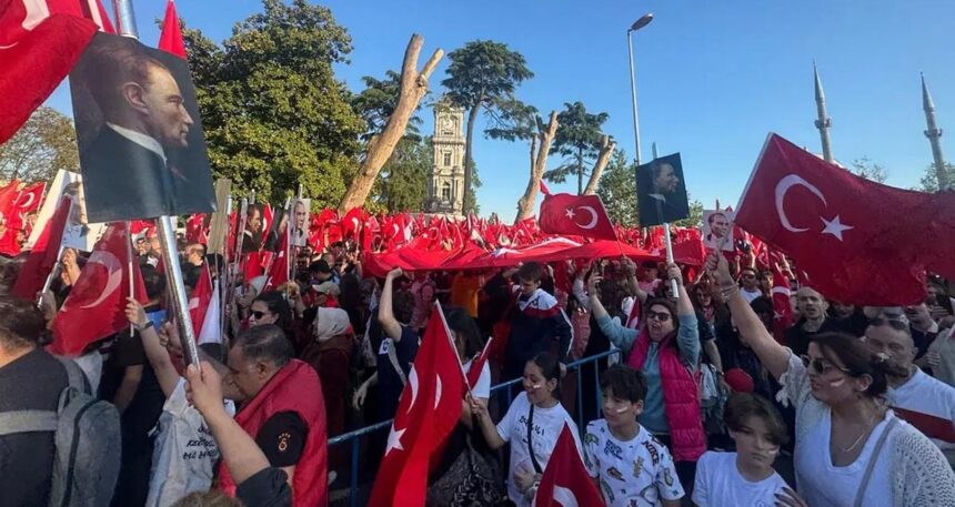 Yüzlerce genç Dolmabahçe’de Mustafa Kemal Yürüyüşüne katıldı