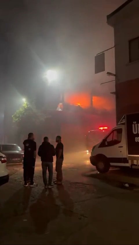 Zeytinburnu'nda sanayi sitesi alevlere teslim oldu!