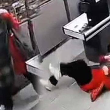 Zincir markette dehşet anları: Saldırgan yakalandı
