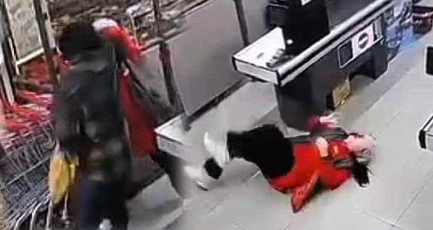 Zincir markette dehşet anları: Saldırgan yakalandı
