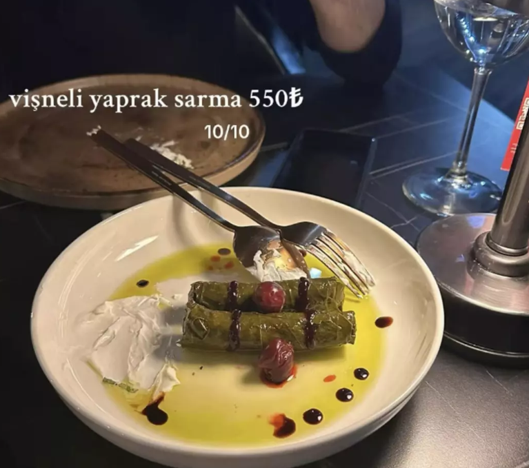 2 tane yaprak sarması sosyal medyayı ikiye böldü! Mehmet Yalçınkaya'nın restoranındaki fiyatlar gündem oldu