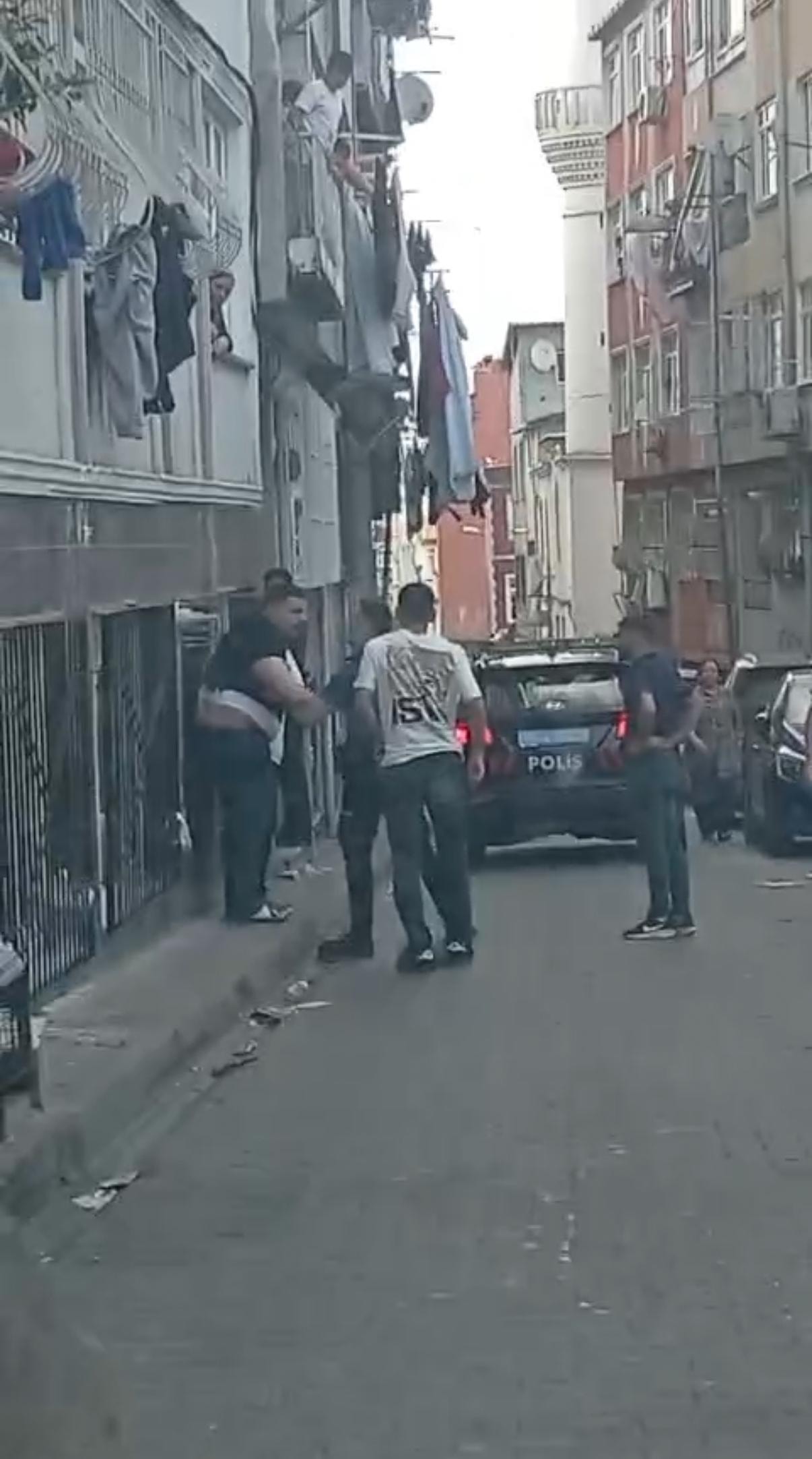 4 yaşındaki yeğenini umursamadı! Kaldırım taşıyla dehşet saçtı