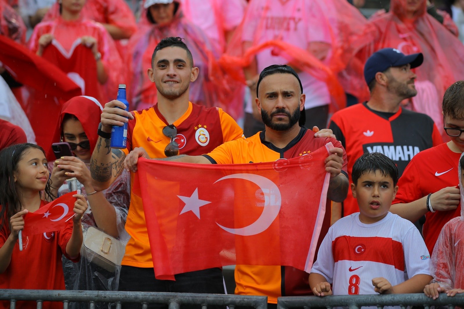 ABD'deki Türkler, milli maça akın etti