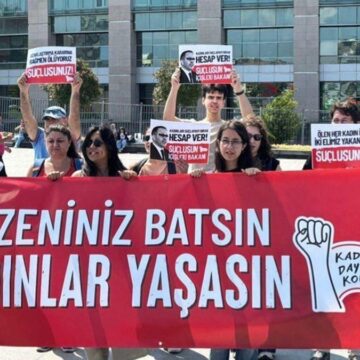 Açtıkları pankart yüzünden gözaltına alınan 2 kadın serbest bırakıldı