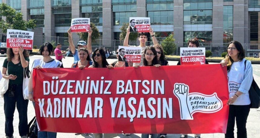 Açtıkları pankart yüzünden gözaltına alınan 2 kadın serbest bırakıldı