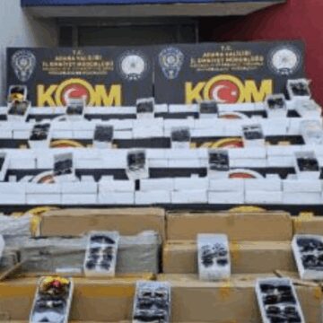 Adana’da 14 milyonluk kaçak telefon ve gözlük yakalandı
