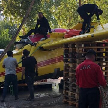 Adana’da göle düşen uçağın enkazı çıkarıldı