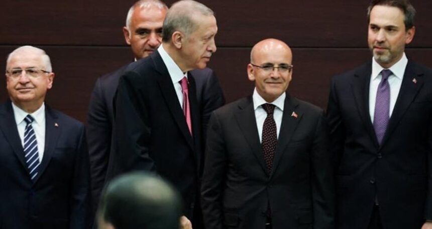 AKP’li isimden Şimşek’i eleştiren manşetlere destek