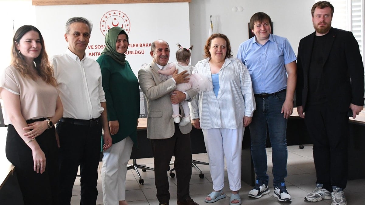 Annesi Antalya Havalimanı'nda klozete bırakmıştı: Nikol bebek Rus yetkililere teslim edildi