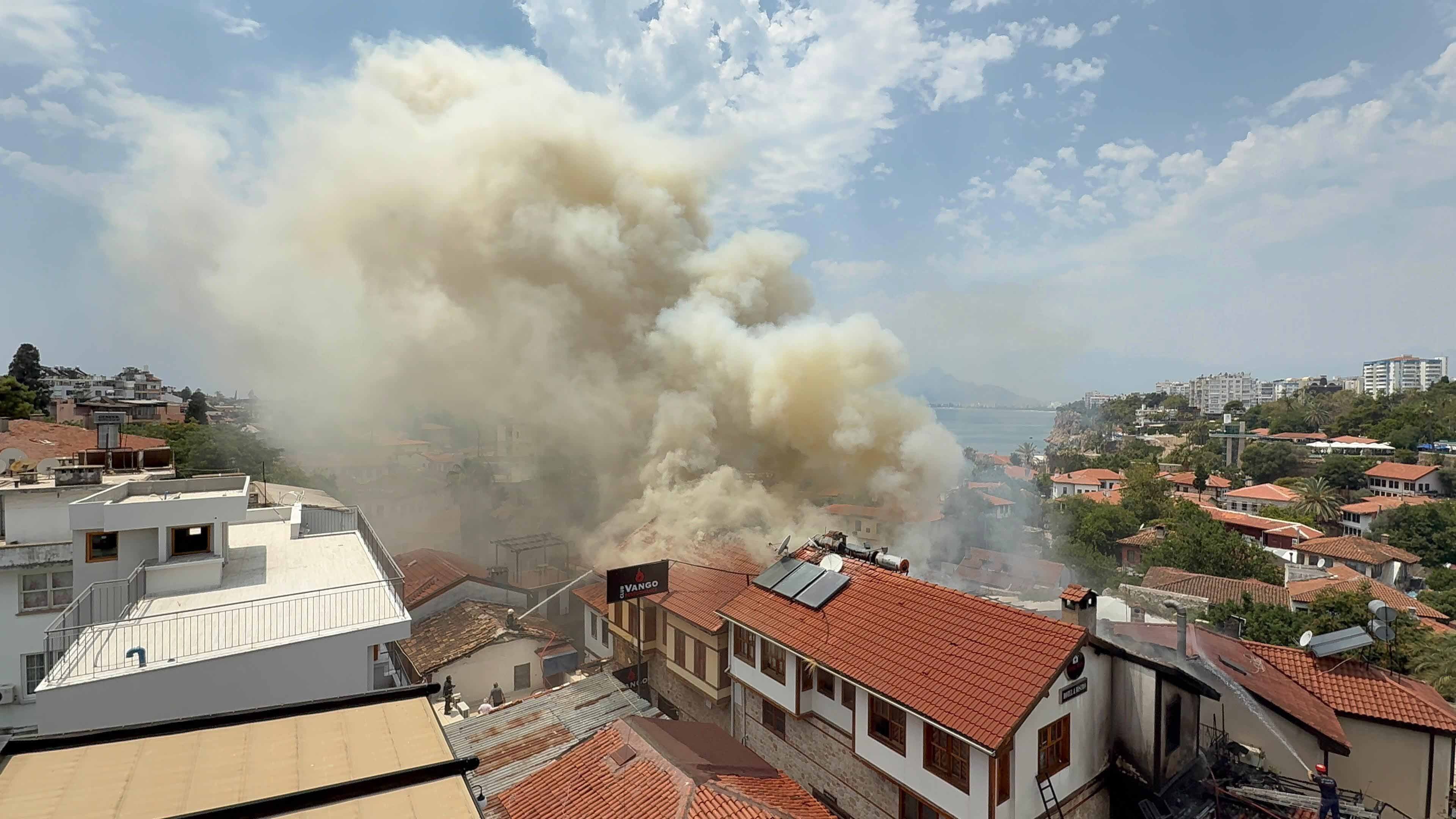 Antalya Kaleiçi'nde yangın! Alevler biri otel 3 iş yerini sardı