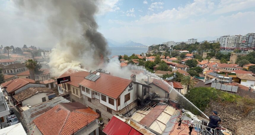 Antalya Kaleiçi’nde yangın! Alevler biri otel 3 iş yerini sardı