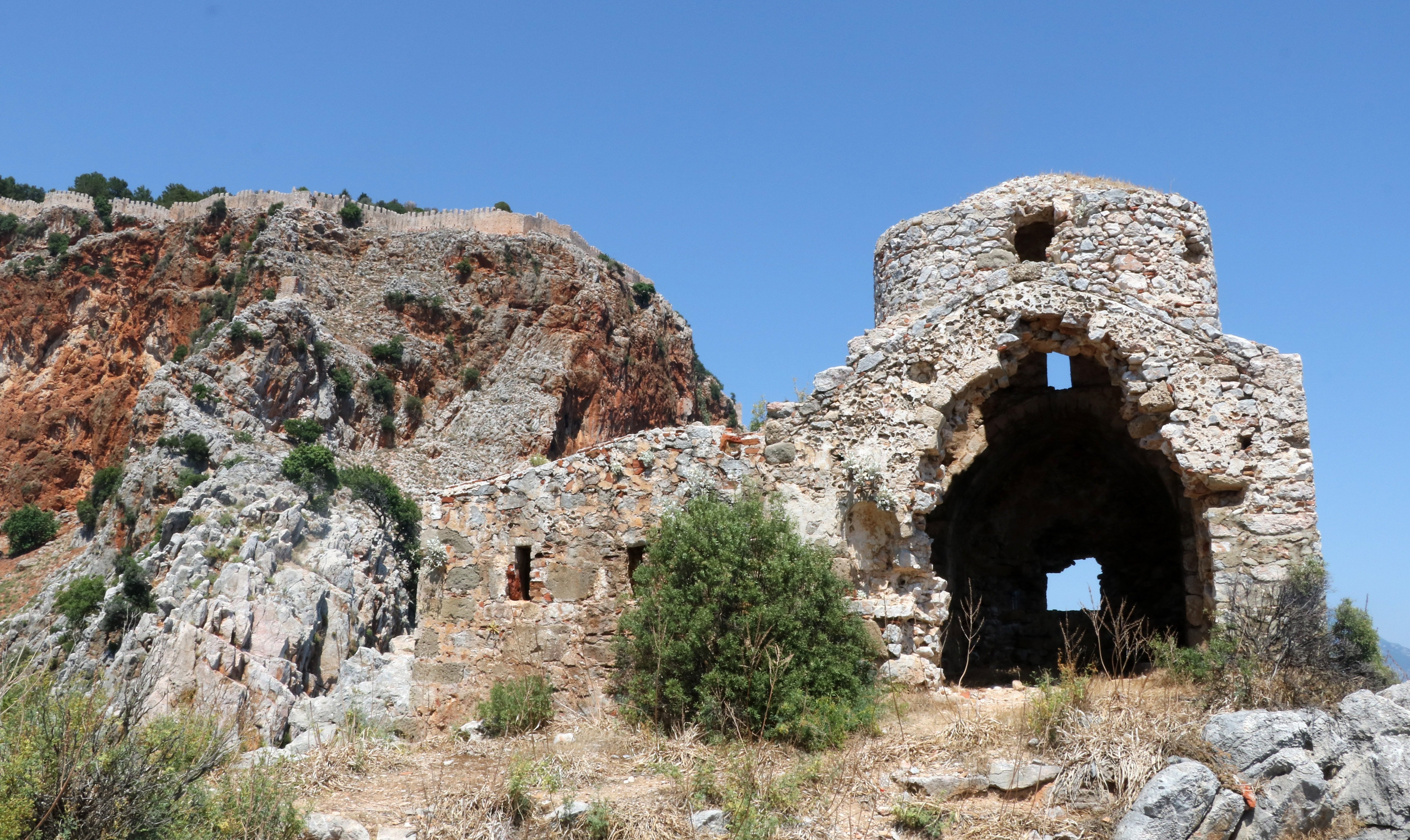 Antalya'daki tarihi kilisede skandal görüntüler