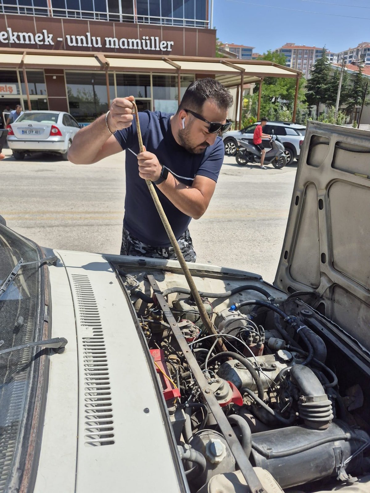 Aracının motoruna baktı, hayatının şokunu yaşadı