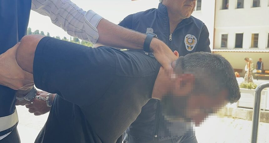 Arkadaşının boğazını keserek öldürdü!
