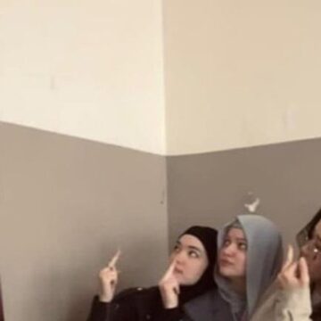 Atatürk portresi önünde skandal poz: Yabancı uyruklu üç öğrenci hakkında soruşturma başlatıldı