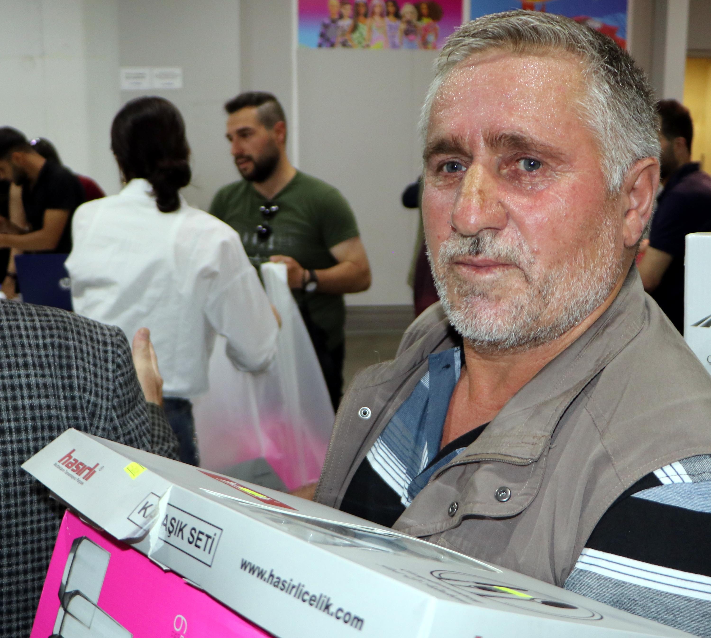 AVM'de indirim için birbirlerini ezdiler