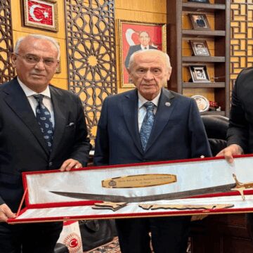 bahceliye-kilic-ve-beylik-muhuru-3mVdHFss.jpg Bahçeli’ye kılıç ve beylik mühürü