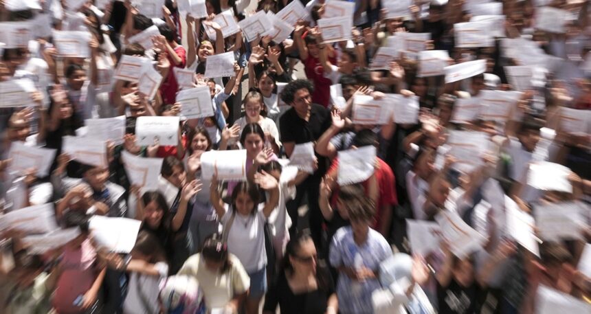Bakan Tekin duyurdu: Okul kıyafet yönetmeliği sil baştan!