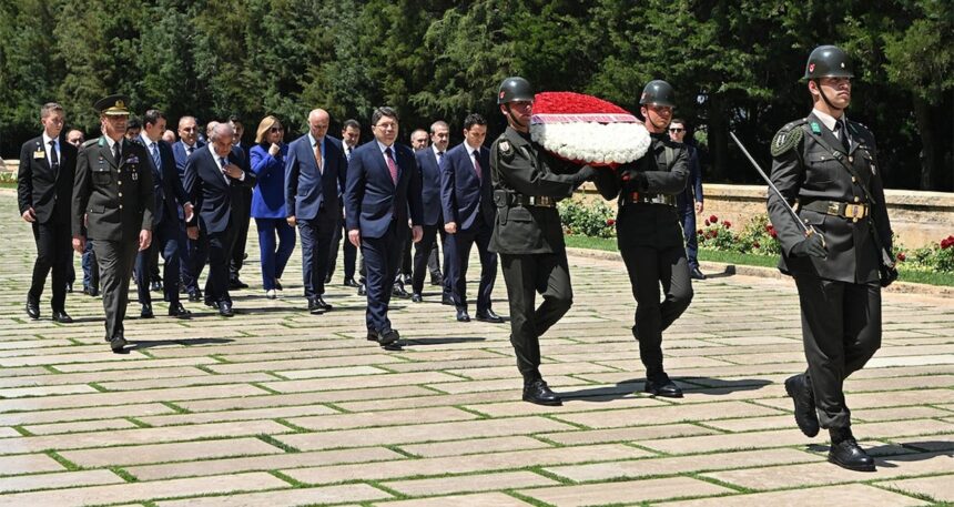 Bakan Tunç ve HSK üyeleri Anıtkabir’i ziyaret etti