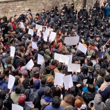 Beyazıt’ta polis barikatını yıkan öğrenciler beraat etti