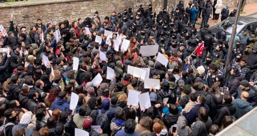 Beyazıt’ta polis barikatını yıkan öğrenciler beraat etti